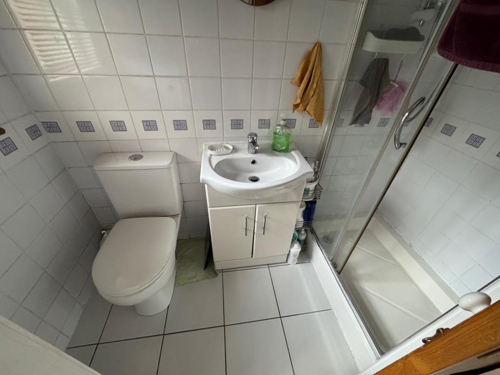 Lot: 161 - FREEHOLD INVESTMENT BLOCK OF FOUR FLATS - Flat 1 - shower room